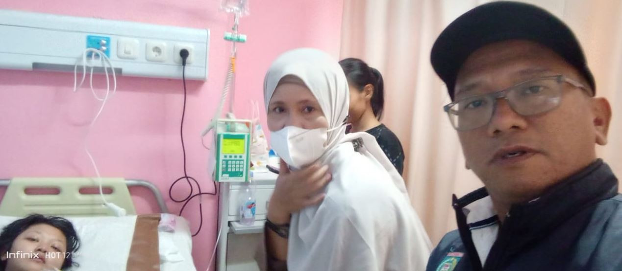 Ketua RT 03 Bakti  Jaya dan Isteri Jenguk Warga Terjangkit DBD di RS Permata Pamulang